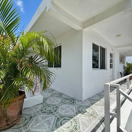 Centrally Located Apartment 2 Blocks From The Sea